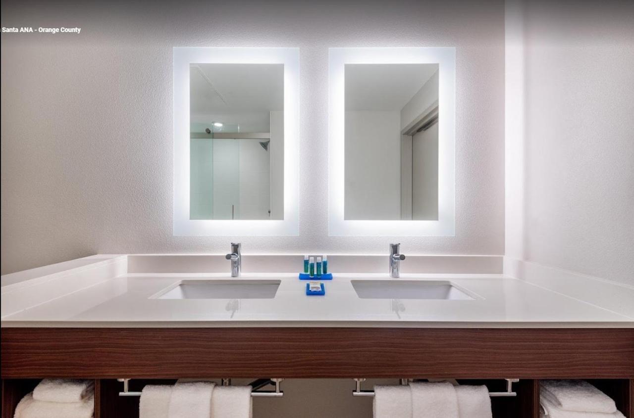 Holiday Inn Express & Suites Santa Ana - Orange County By Ihg Extérieur photo